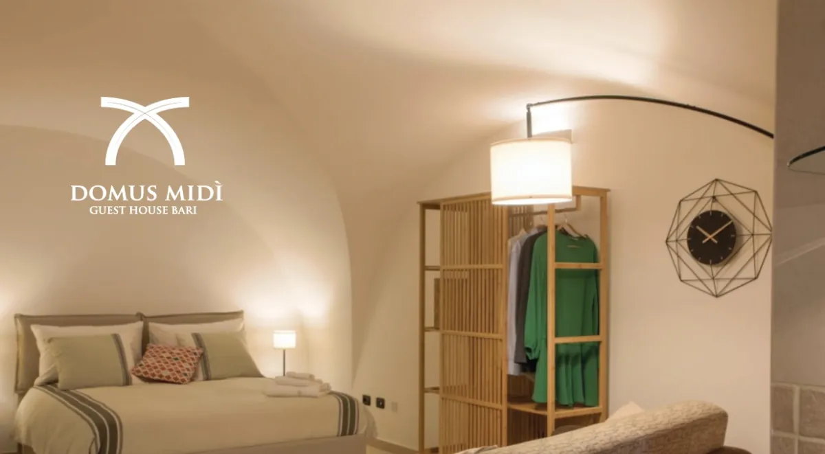 Camera da letto di Domus Midì con letto matrimoniale e dettagli curati