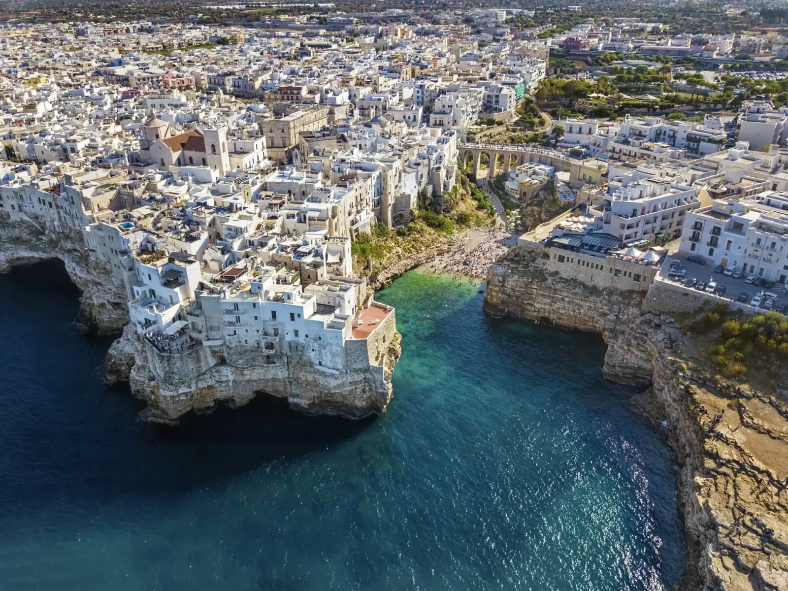 Polignano a Mare vista dall'alto, borgo a picco sul mare cristallino della Puglia