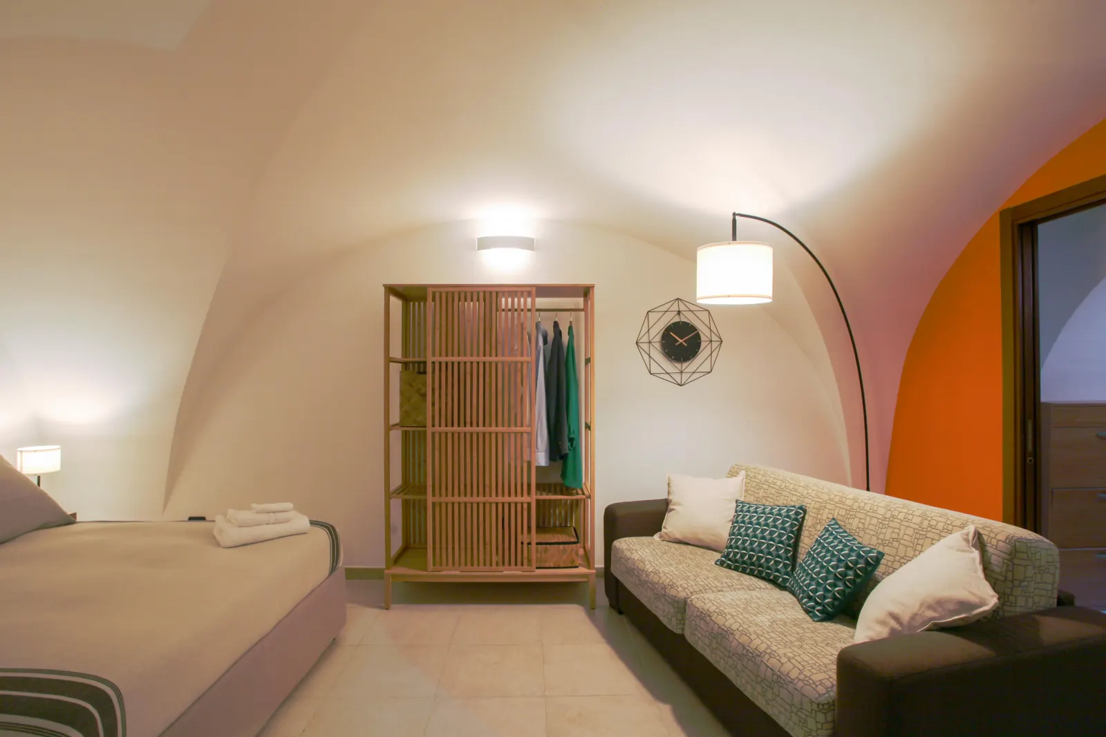 Soggiorno luminoso di Domus Midì con arredi moderni