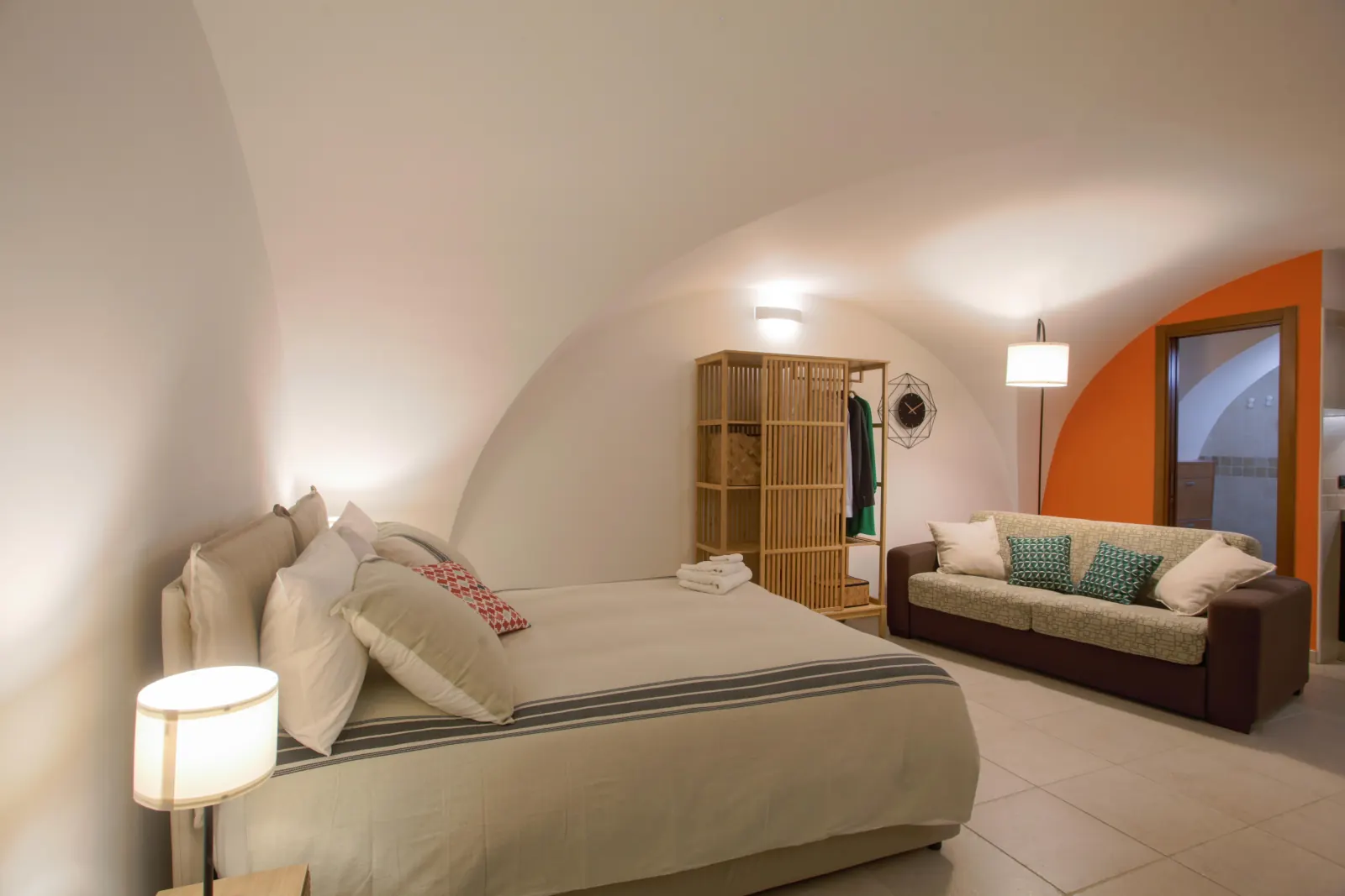 Zona giorno di Domus Midì, spazioso e ben arredato
