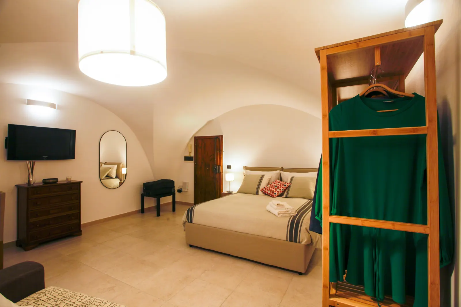Cucina completamente attrezzata di Domus Midì con piano cottura e frigorifero